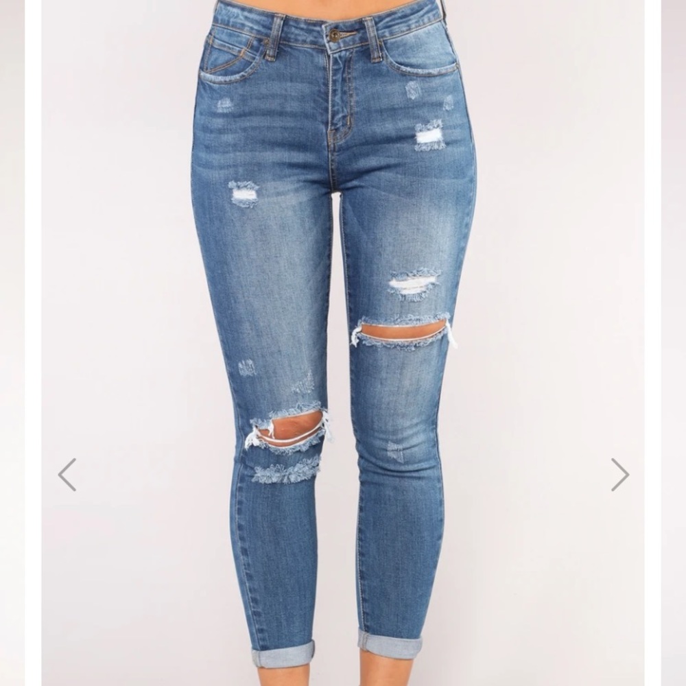 Distressed jeans😍